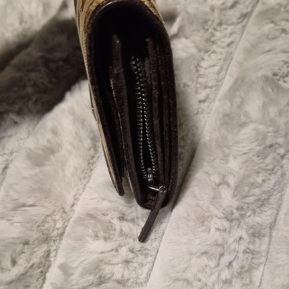 Gucci Beige and Brown Patterned Wallet - Picture 5 of 10